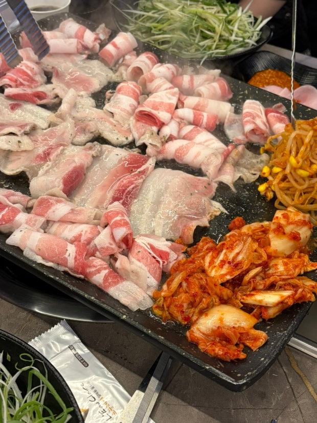 푸짐하게 차린 한 상 — 대패와 차돌, 곁들임 메뉴까지 한눈에