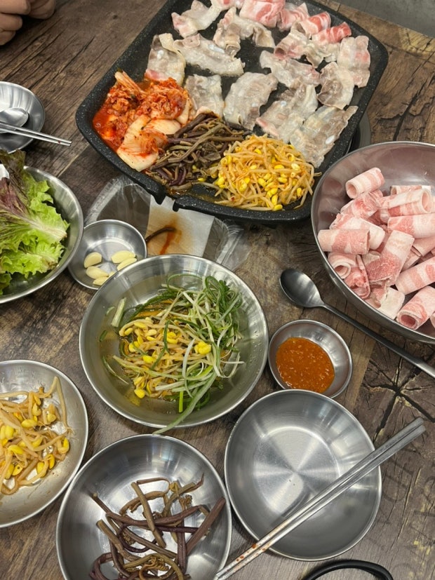 노릇하게 익는 고기 — 대패·차돌·김치·콩나물을 한 불판에